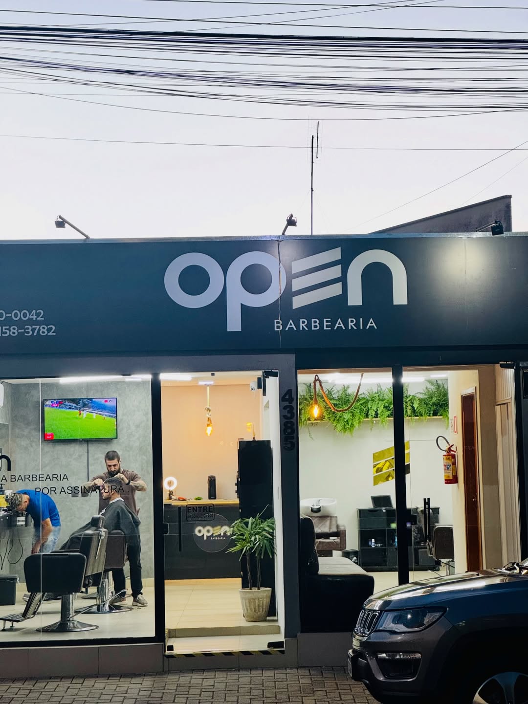 Profissional realizando corte de cabelo