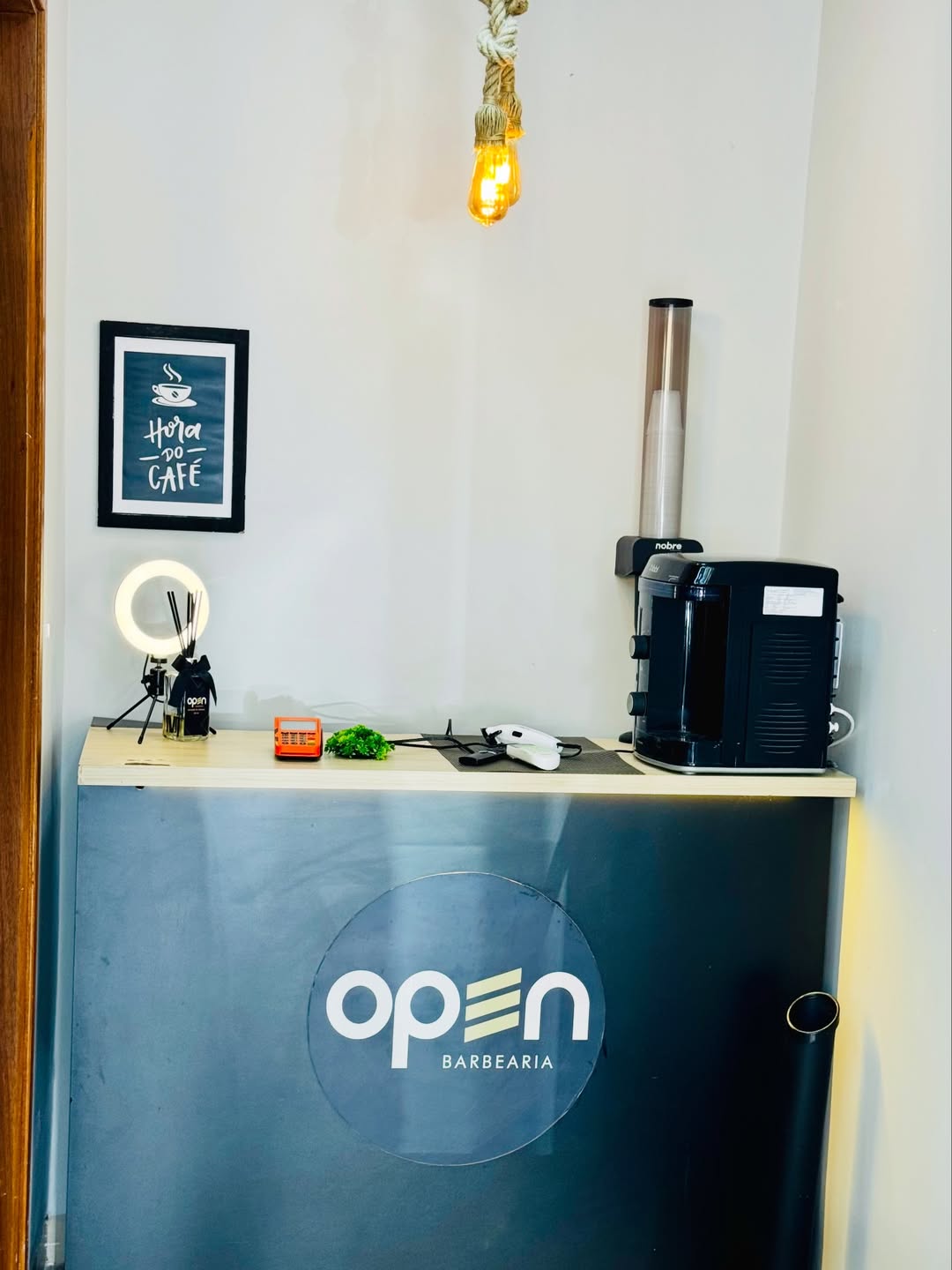 Barbeiro finalizando barba com navalha